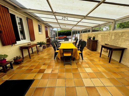 L'entrée par la véranda